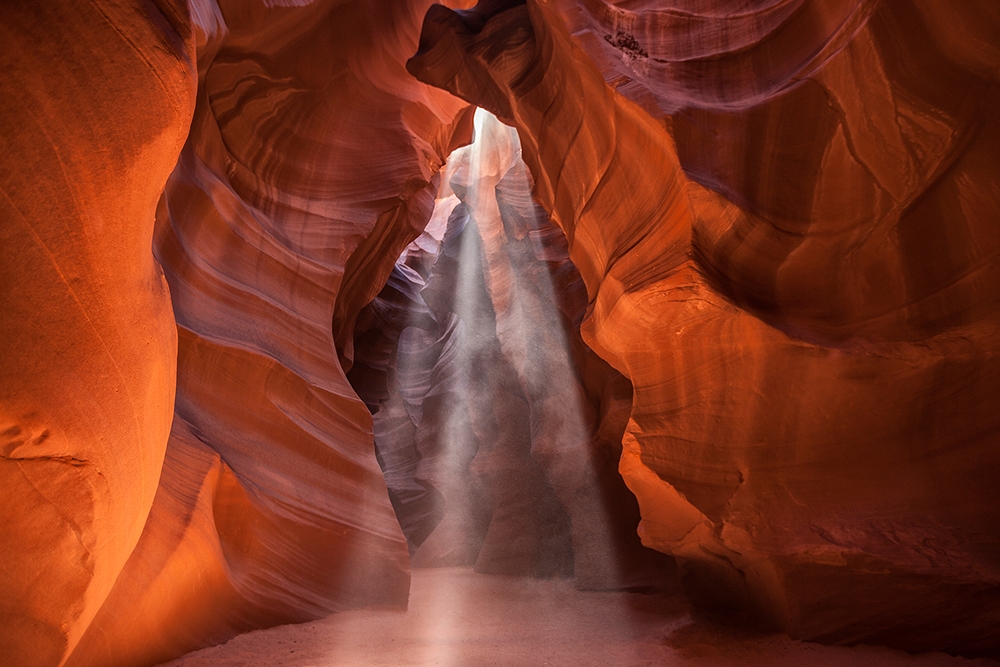 a light shaft illuminating the walls of the antelope canyon slot canyon